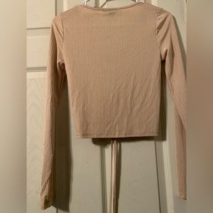 I’m selling this shirt cause it wasn’t my style and I only tried it on 😊